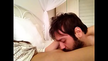 Cunnies an Azeri hottie on a hotel bed